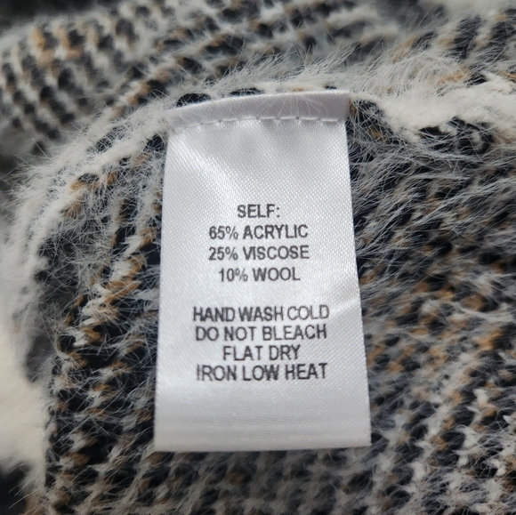 BRAND NEW Lulu's Leopard Print Fuzzy Sweater. - Picture 4 of 4
